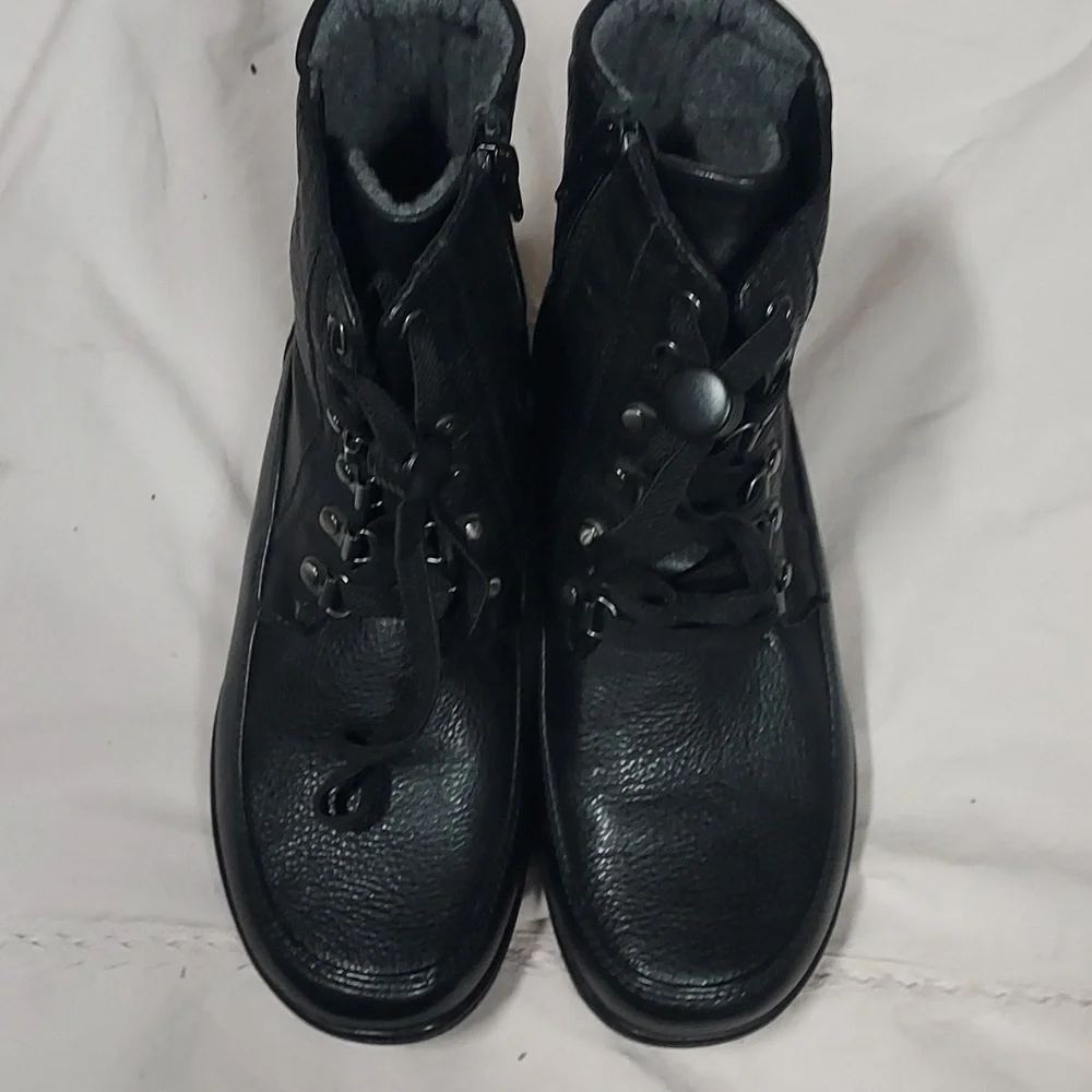 Preowned Woman's Clarks Collection Boots Size 6.5